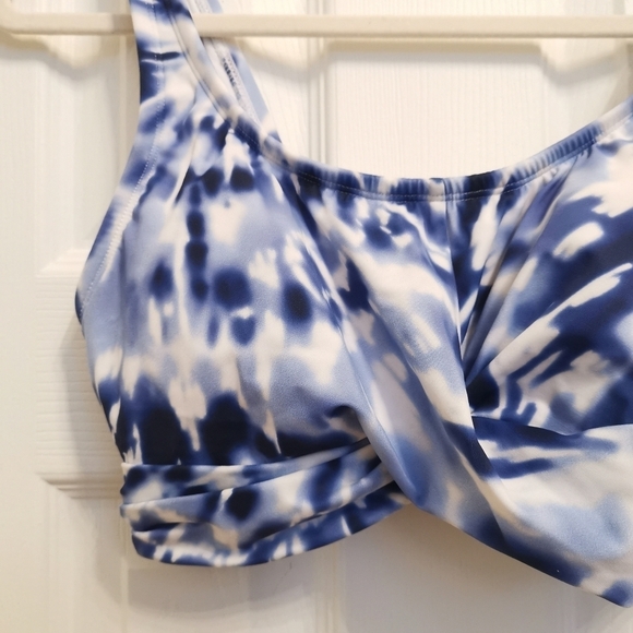 💕2/$20💕 Beach Betty Blue/White Tie Dye Twist Bikini Top - Picture 4 of 10
